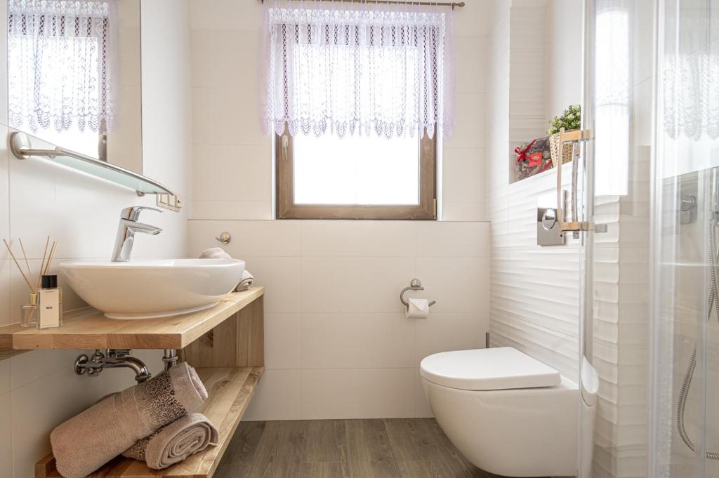 Koupelna v ubytování Osada LUX-HOUSE & SAUNA