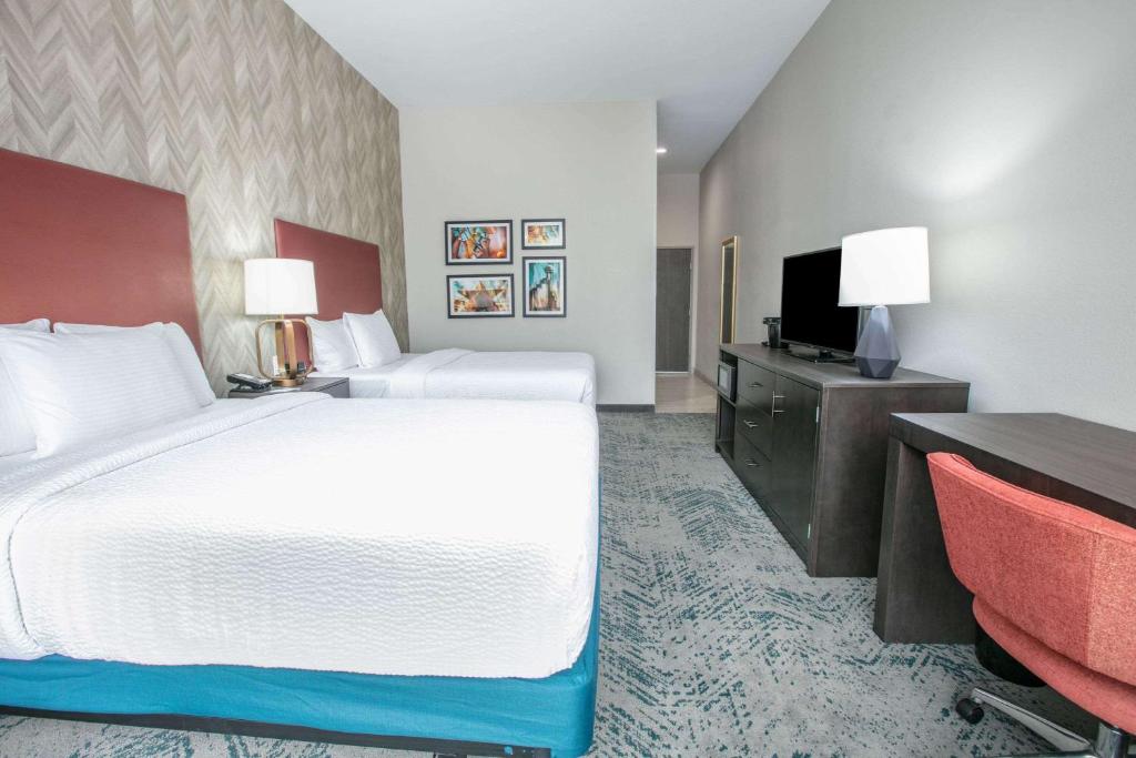 La Quinta Inn & Suites DFW West-Glade-Parks photo