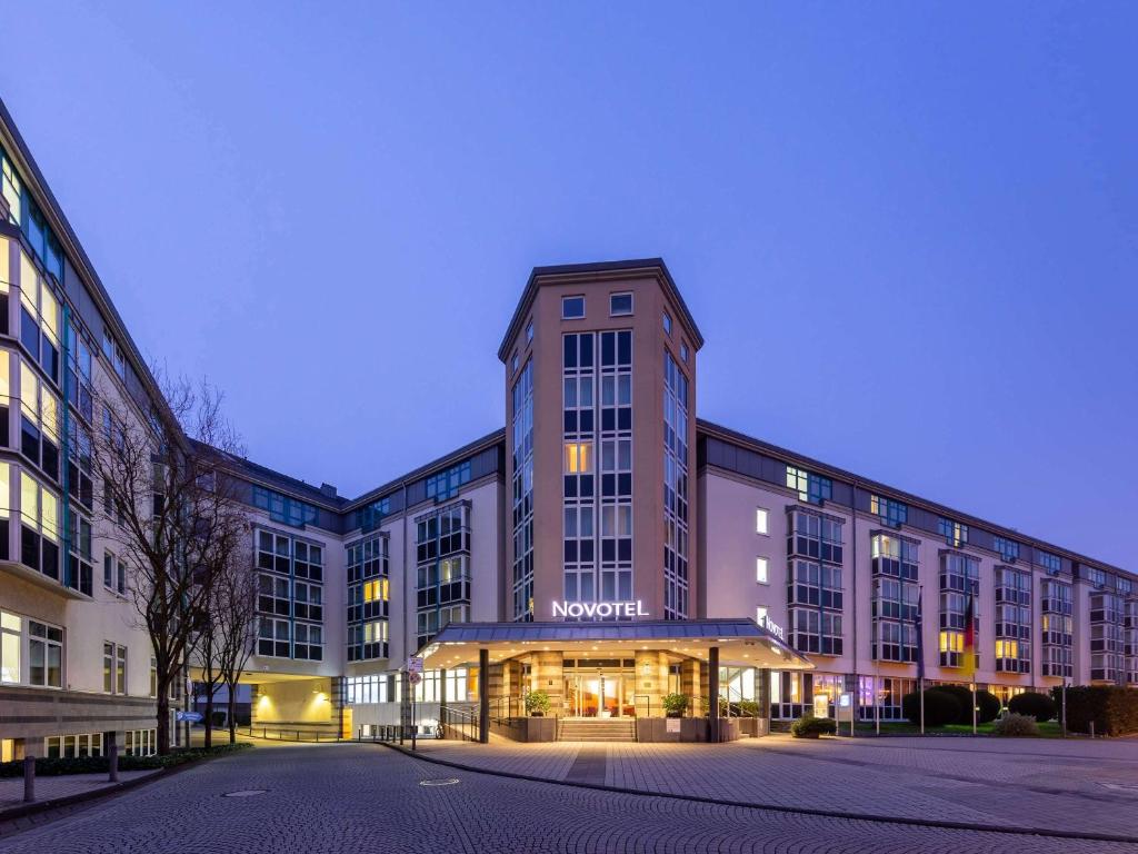 ein großes Gebäude mit einem Museum davor in der Unterkunft Novotel Mainz in Mainz