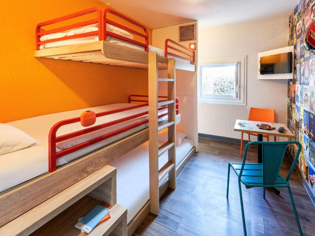 Habitación pequeña con literas y escritorio. en hotelF1 Lyon Sud Oullins Rénové en Oullins