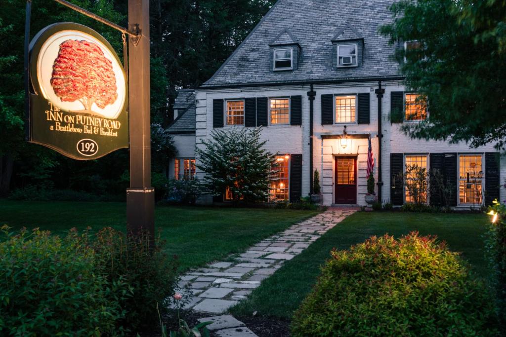 un cartel frente a una casa con una rebanada de pizza en Inn on Putney Road en Brattleboro