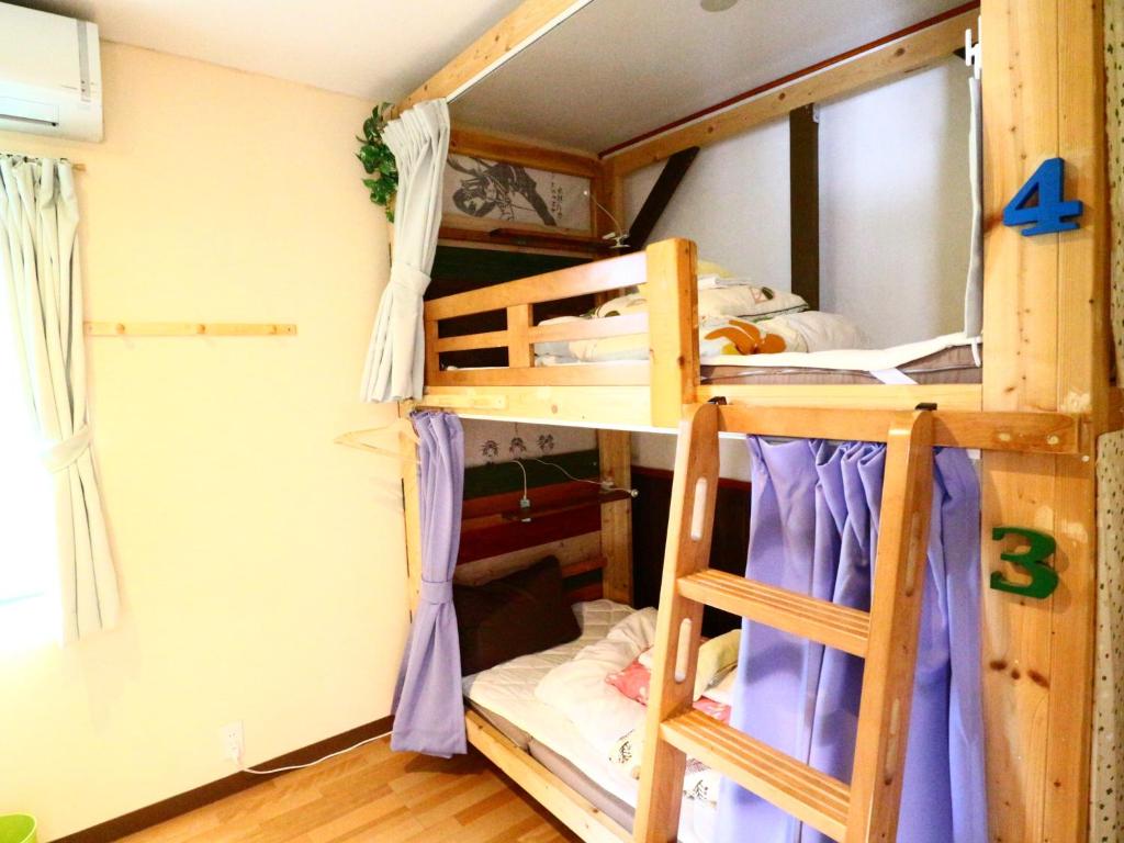Palanda nebo palandy na pokoji v ubytování ホステル富士山 結
