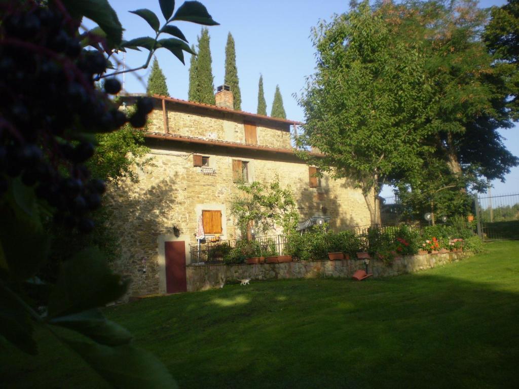 SubbianoにあるLocanda Montegioviの庭庭付きの古い石造りの家