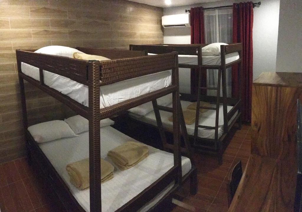 - un ensemble de lits superposés dans une chambre dans l'établissement Lucena Fresh Air Hotel, à Lucena