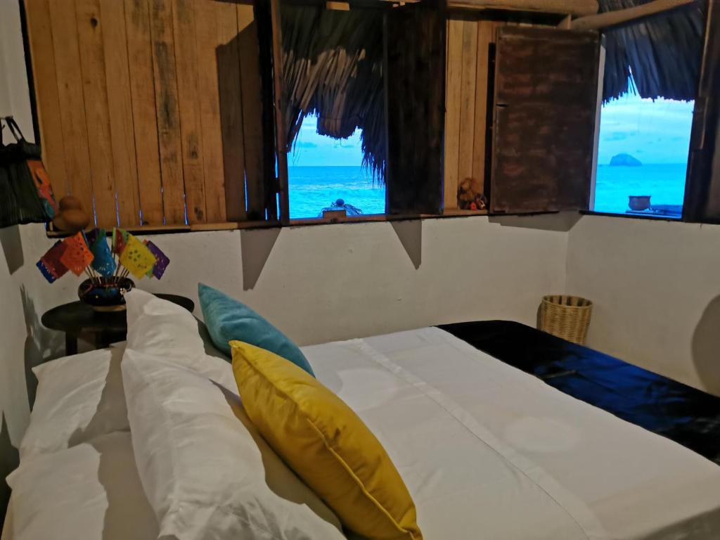 1 dormitorio con 1 cama y vistas al océano en La Máxima & LGBT en Zipolite