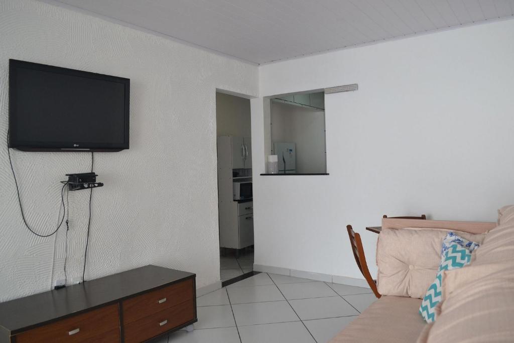  Casa com garagem e churrasqueira a 5 minutos da Praia Grande