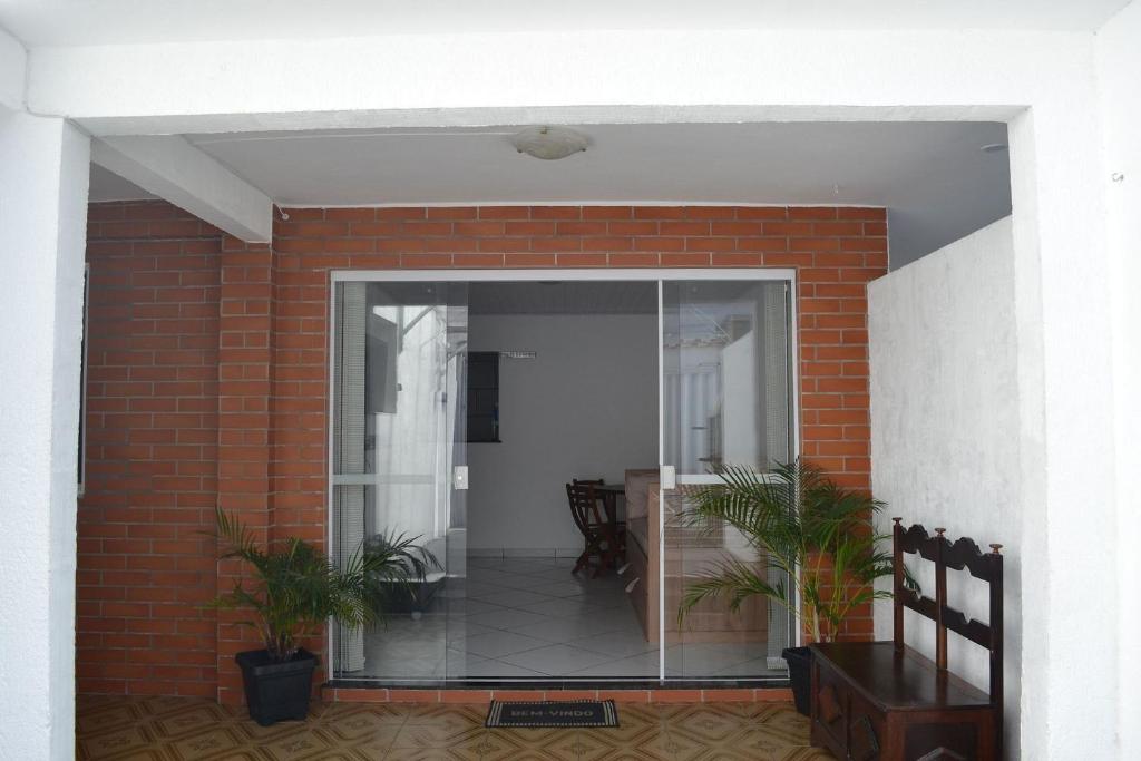  Casa com garagem e churrasqueira a 5 minutos da Praia Grande