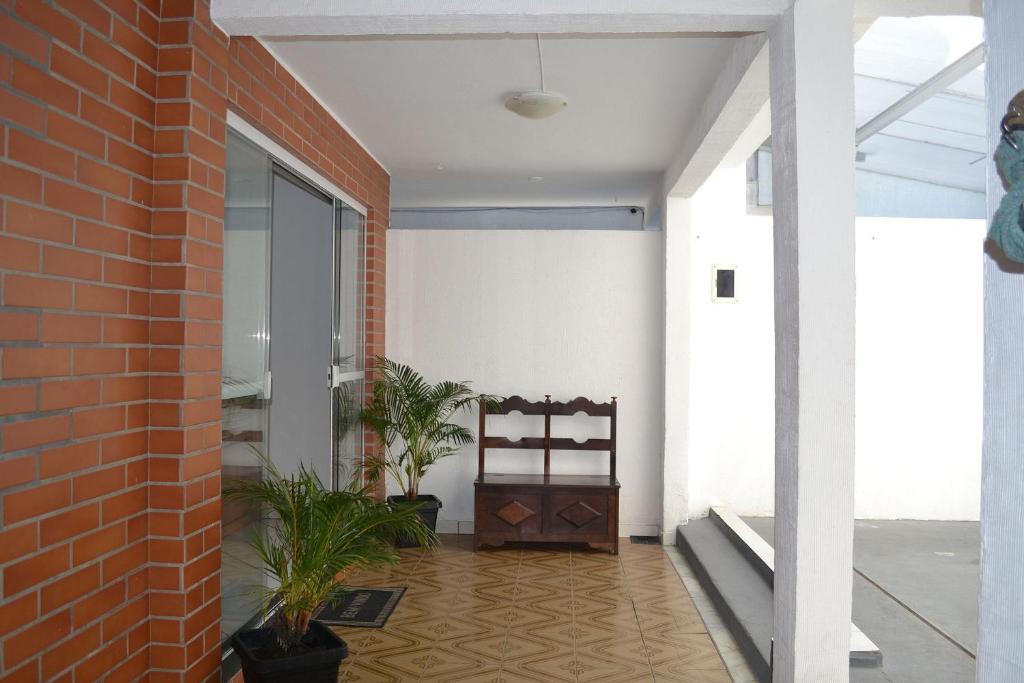  Casa com garagem e churrasqueira a 5 minutos da Praia Grande