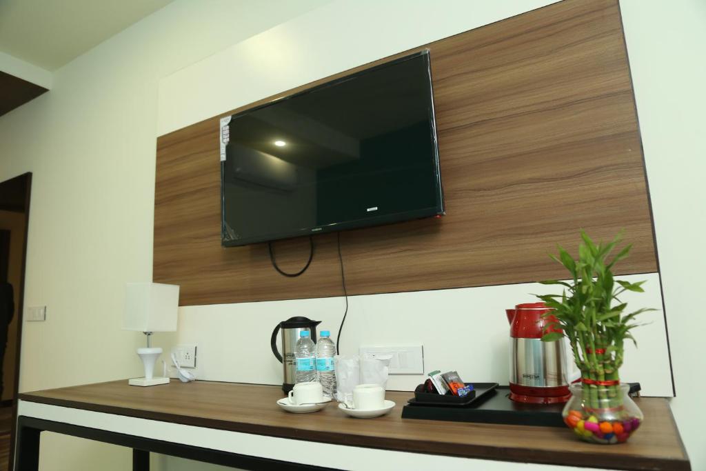 TV a/nebo společenská místnost v ubytování Vijay Vilas Hotel & Convention Hall
