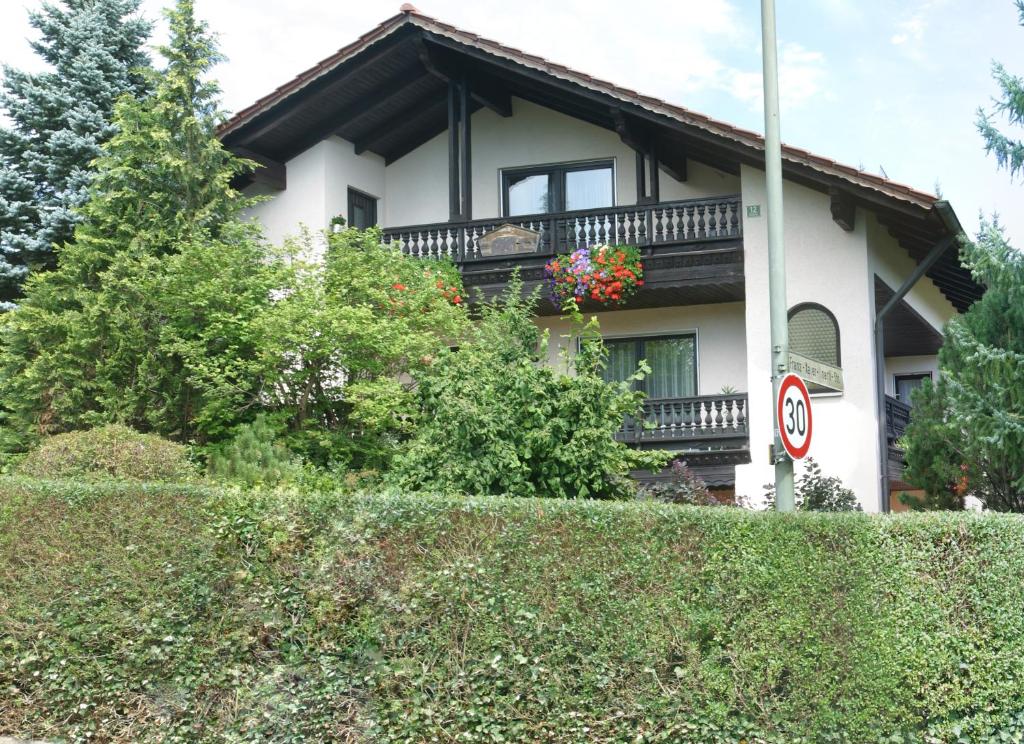ein Haus mit Balkon auf einer Hecke in der Unterkunft wohnung oben Steiger in Bad Birnbach