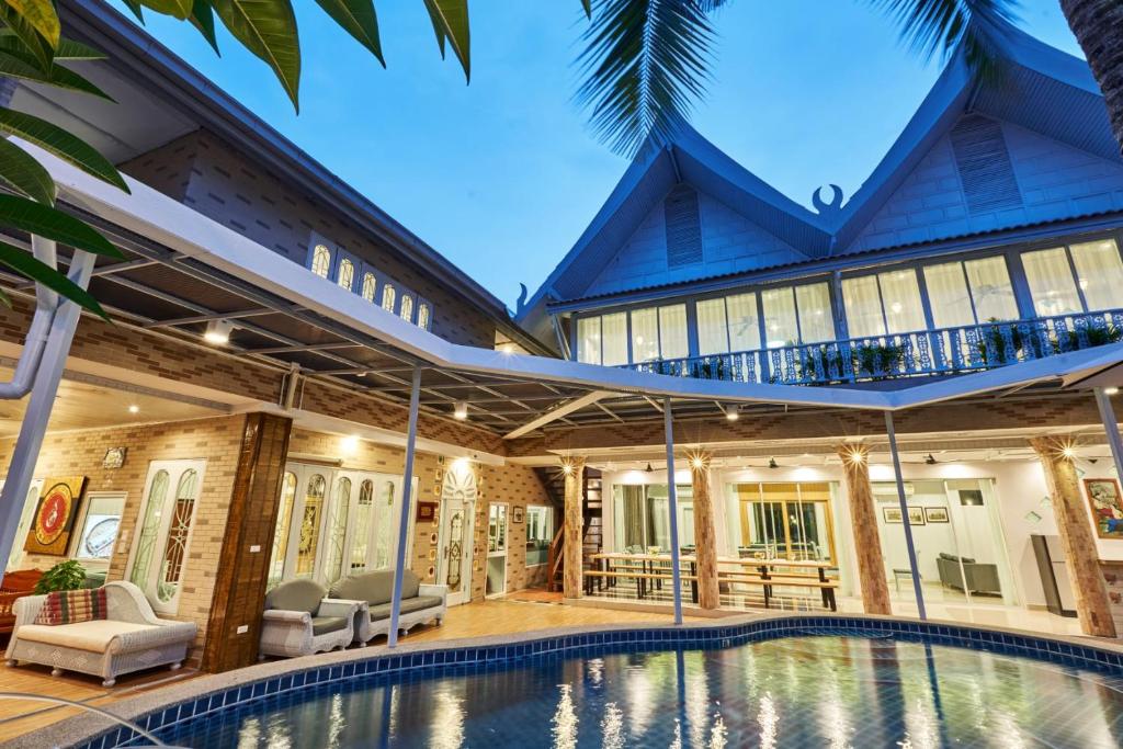 - une vue sur l'extérieur d'une maison avec une piscine dans l'établissement Siam Gala Villa, à Pattaya (sud)