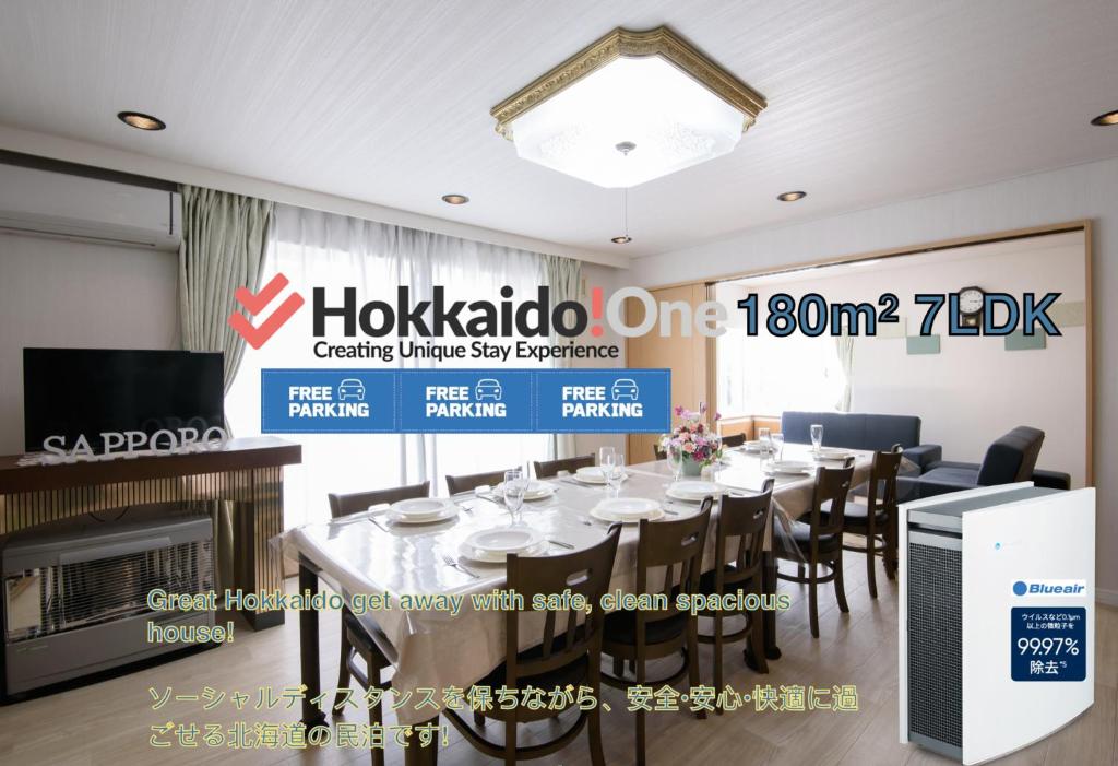 ein Esszimmer mit einem Tisch mit Stühlen und einem TV in der Unterkunft Sapporo - House / Vacation STAY 4995 in Sapporo