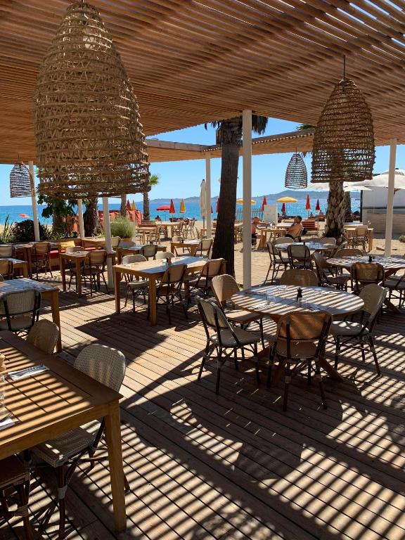 Restaurace v ubytování Var Mobil Home, Les Prairies de la Mer