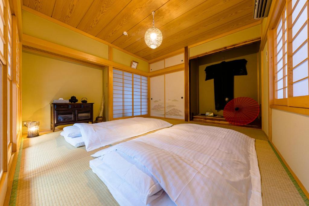 富士河口湖的住宿－iine，一间卧室,配有两张床