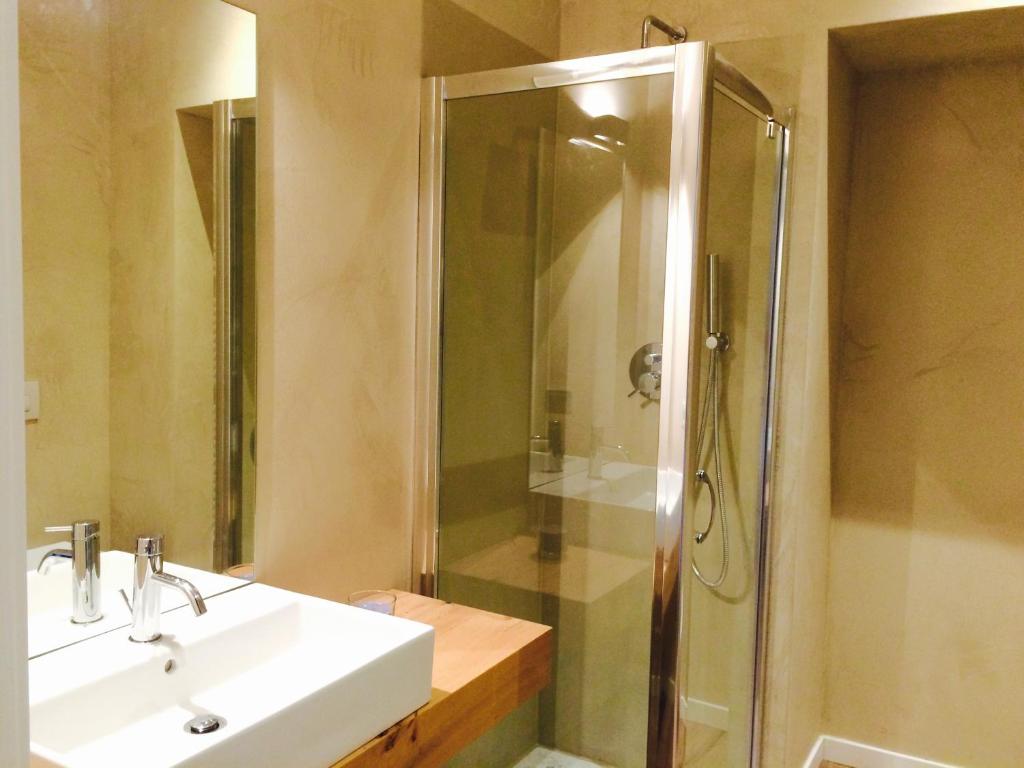 łazienka z umywalką i prysznicem w obiekcie Moira Rooms w Bergamo