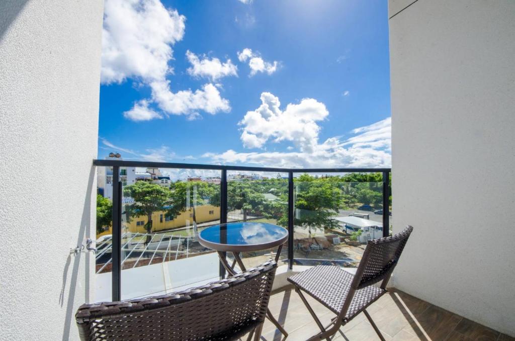 a balcony with two chairs and a table on a balcony at 墾丁山風足跡 in Kenting