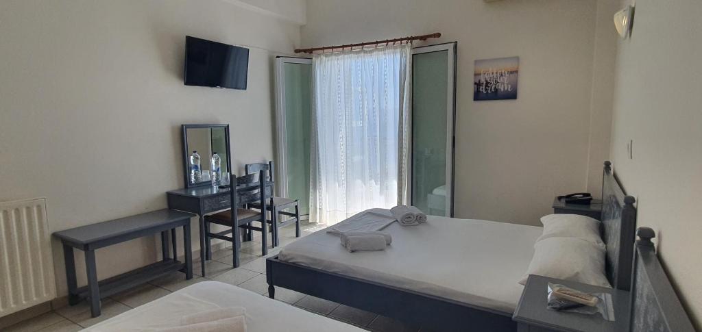 TV a/nebo společenská místnost v ubytování Artemis Hotel