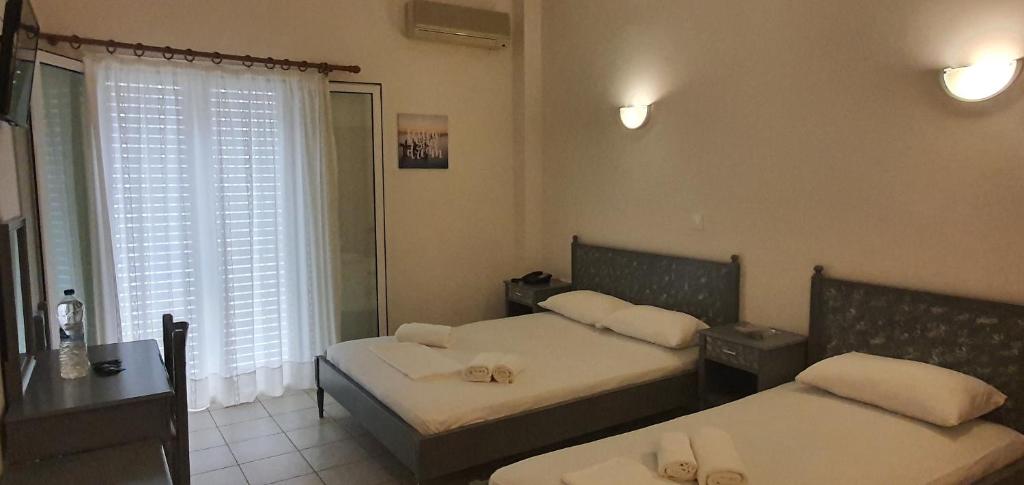 Postel nebo postele na pokoji v ubytování Artemis Hotel