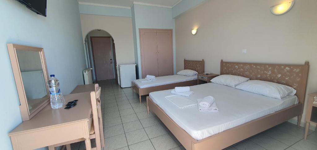 Postel nebo postele na pokoji v ubytování Artemis Hotel