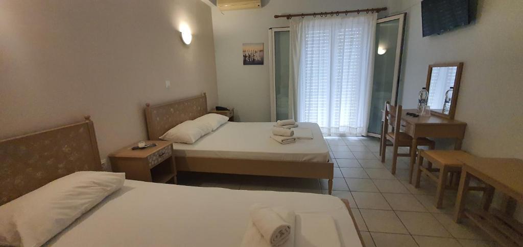 Postel nebo postele na pokoji v ubytování Artemis Hotel
