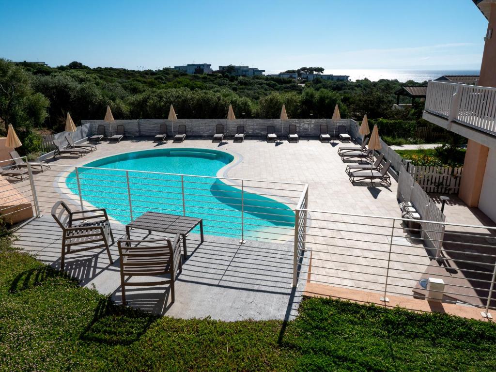 uma piscina com cadeiras e uma mesa em Park Hotel Asinara em Stintino