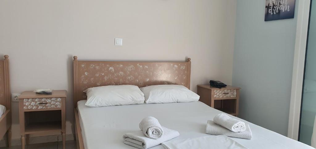 Postel nebo postele na pokoji v ubytování Artemis Hotel