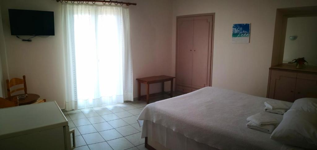 Postel nebo postele na pokoji v ubytování Artemis Hotel