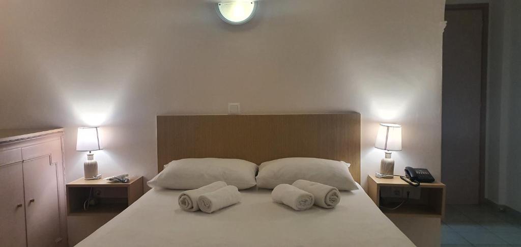 Postel nebo postele na pokoji v ubytování Artemis Hotel