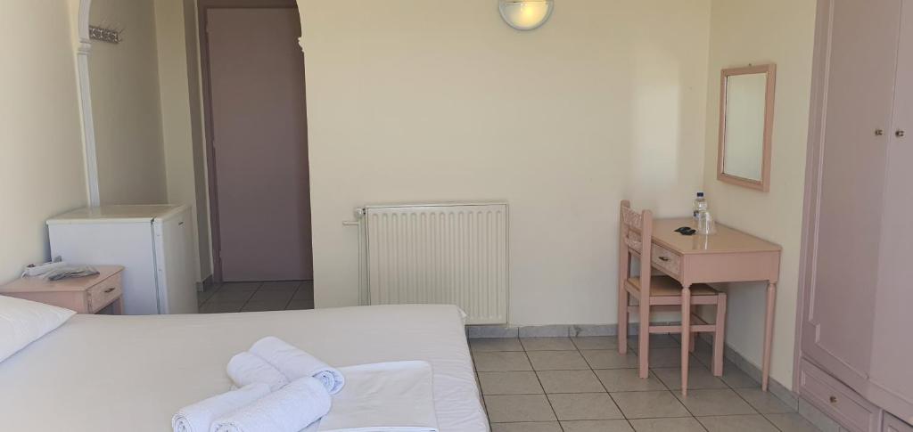 Postel nebo postele na pokoji v ubytování Artemis Hotel