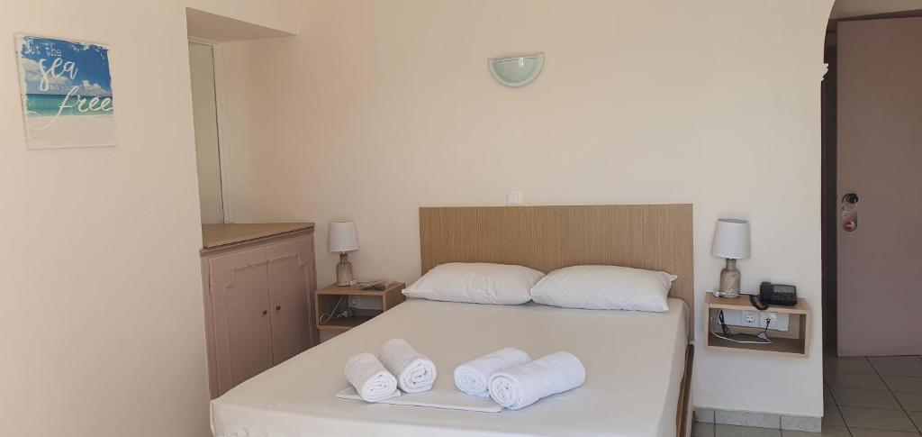 Postel nebo postele na pokoji v ubytování Artemis Hotel