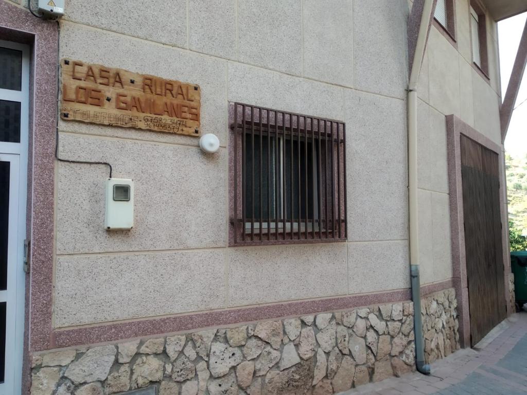 un panneau sur le côté d'un bâtiment avec une fenêtre dans l'établissement Los Gavilanes, à Bogarra