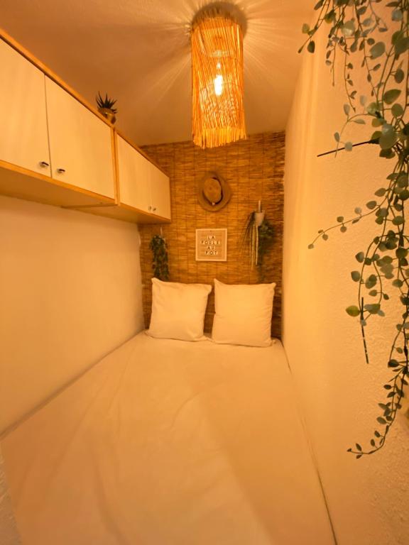 Postel nebo postele na pokoji v ubytování STUDIO LA POULE AU POT pieds des pistes font Romeu Pyrénées 2000