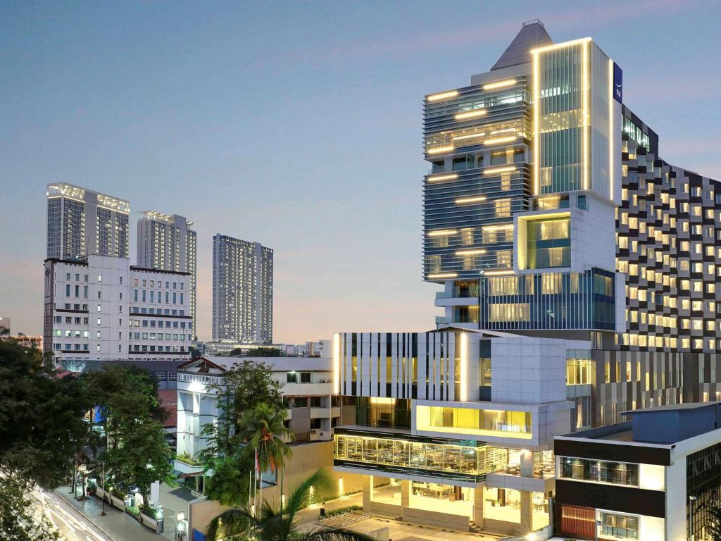 uma representação de um edifício alto numa cidade em Novotel Jakarta Cikini em Jakarta