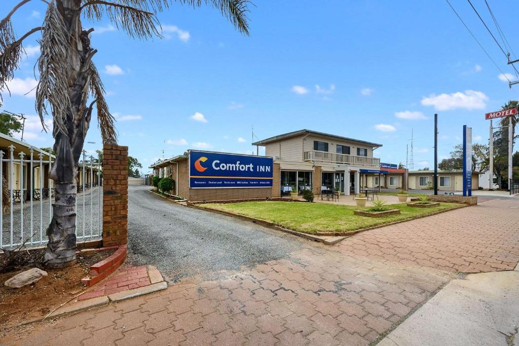 a sign for a corner inn on a street at Comfort Inn Flinders on Main in Port Pirie