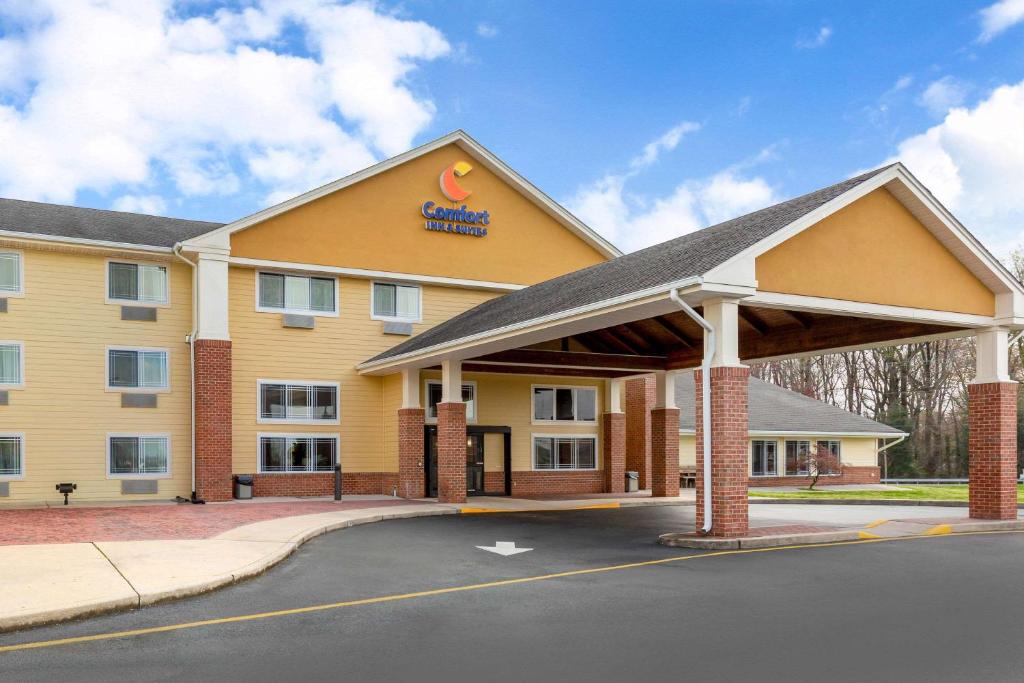 Comfort Inn & Suites في ميلفورد: aury inn suites niagara on the lake building