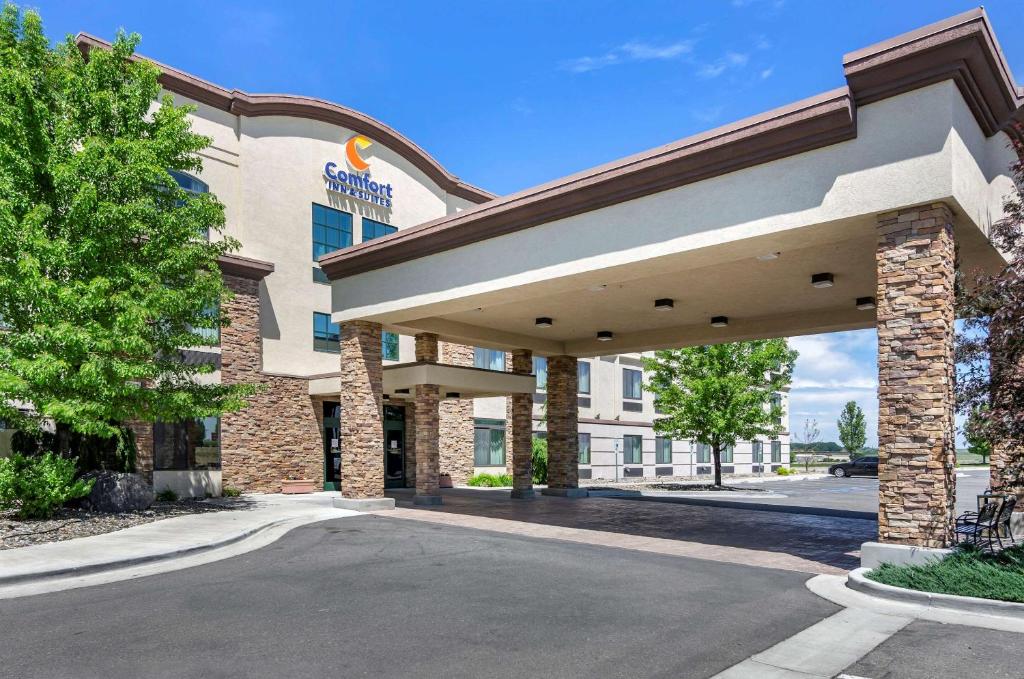 a front view of a hospital building at Comfort Inn & Suites Jerome - Twin Falls in Jerome