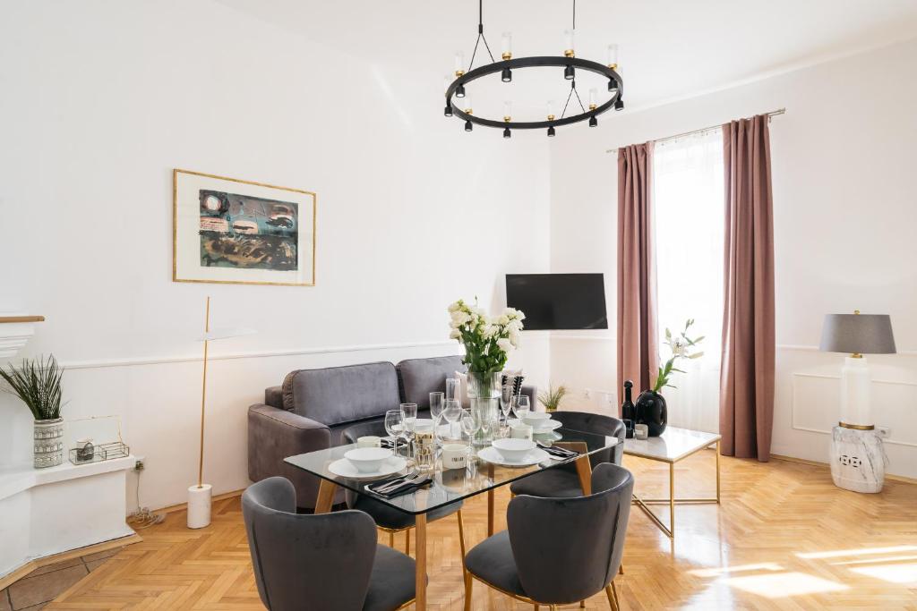 Televízia a/alebo spoločenská miestnosť v ubytovaní Luna Apartment - LoftAffair