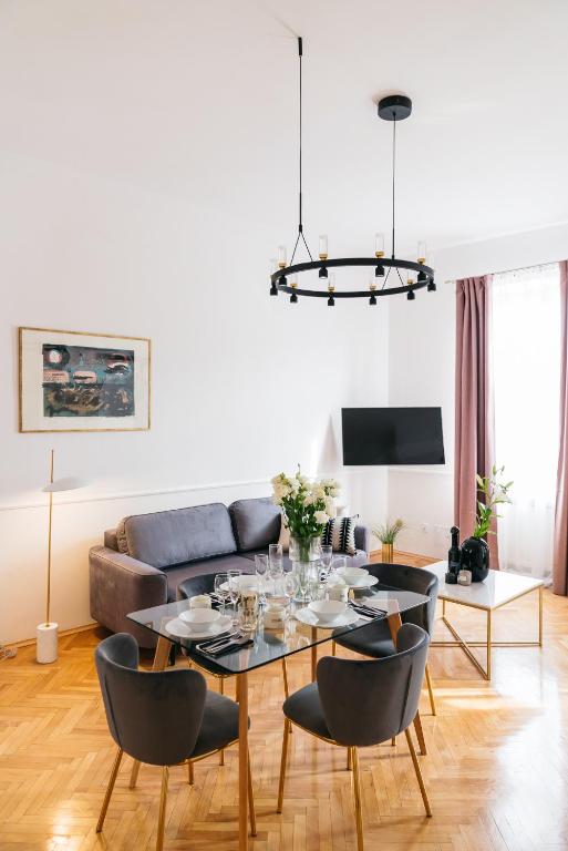 Televízia a/alebo spoločenská miestnosť v ubytovaní Luna Apartment - LoftAffair
