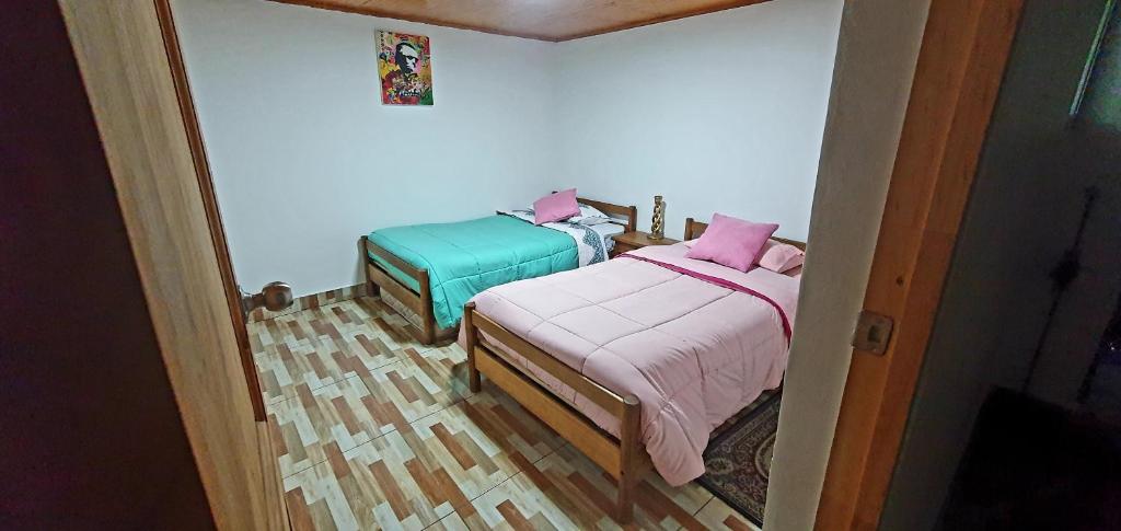 Tempat tidur dalam kamar di MeStizO HostaL