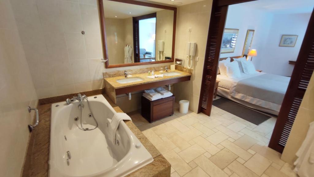 Koupelna v ubytování Le Saint Alexis **** Hotel & Spa