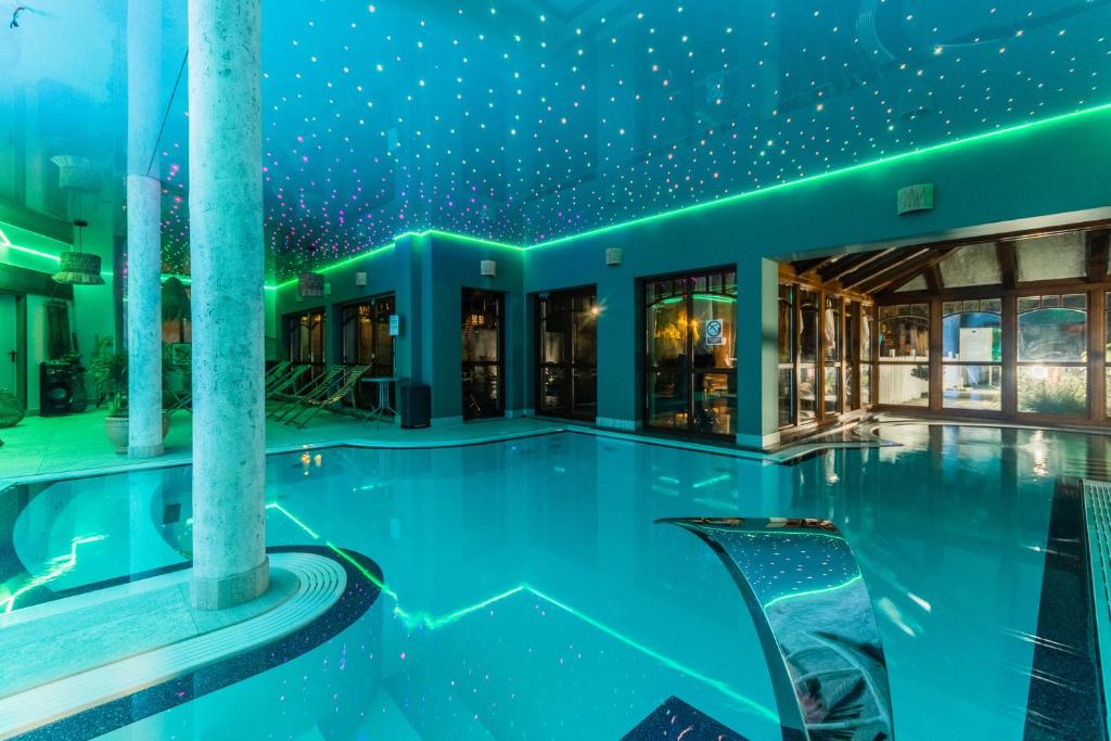 une piscine intérieure avec un plafond étoilé dans l'établissement Hotel Kahlberg, à Krynica Morska