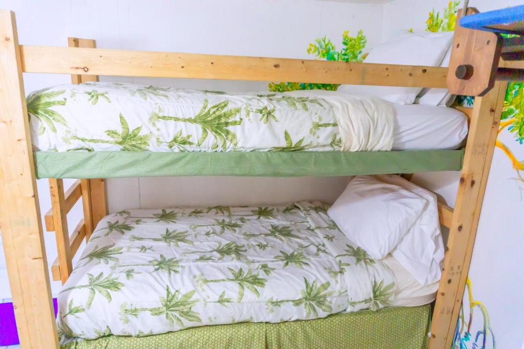 Postel nebo postele na pokoji v ubytování Key Largo Cottages
