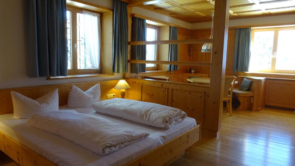 Postel nebo postele na pokoji v ubytování Pension Edelweiss
