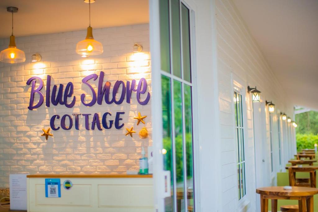 Restaurace v ubytování Blue Shore Cottage