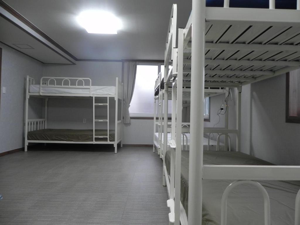 Palanda nebo palandy na pokoji v ubytování Jeonju International Hostel