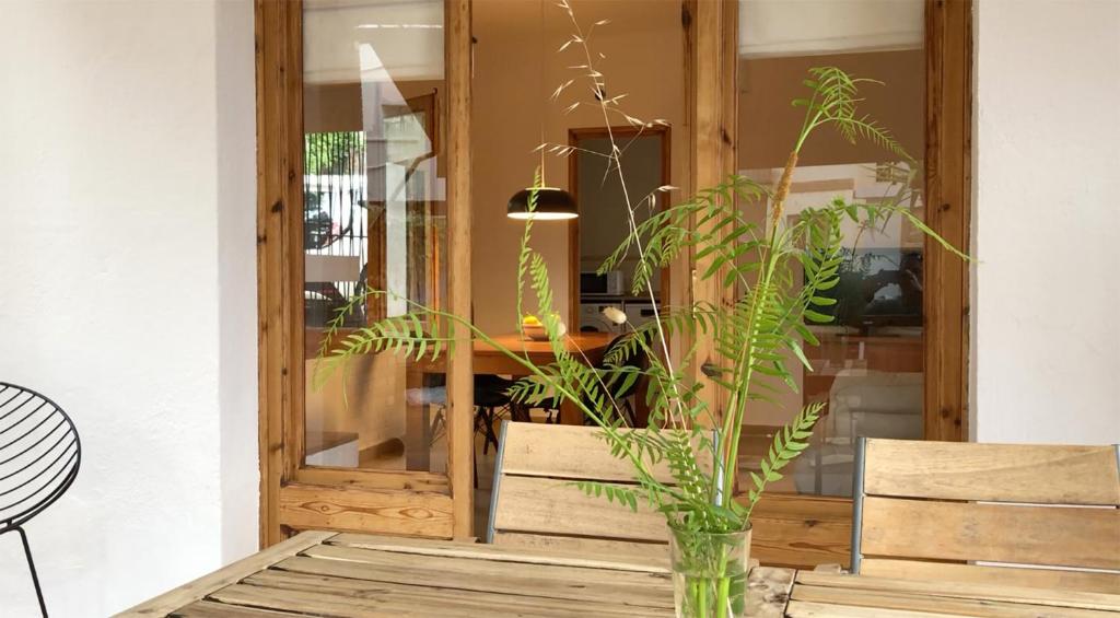 a vase with a plant sitting on a table at Entre Pinos PB Beach Apartment in Torredembarra
