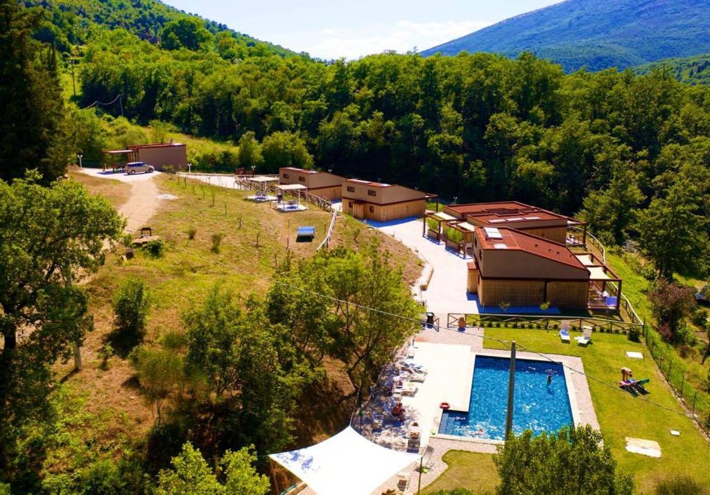 uma vista aérea de um resort com uma piscina em L'ALBEROCASA em Calenzano