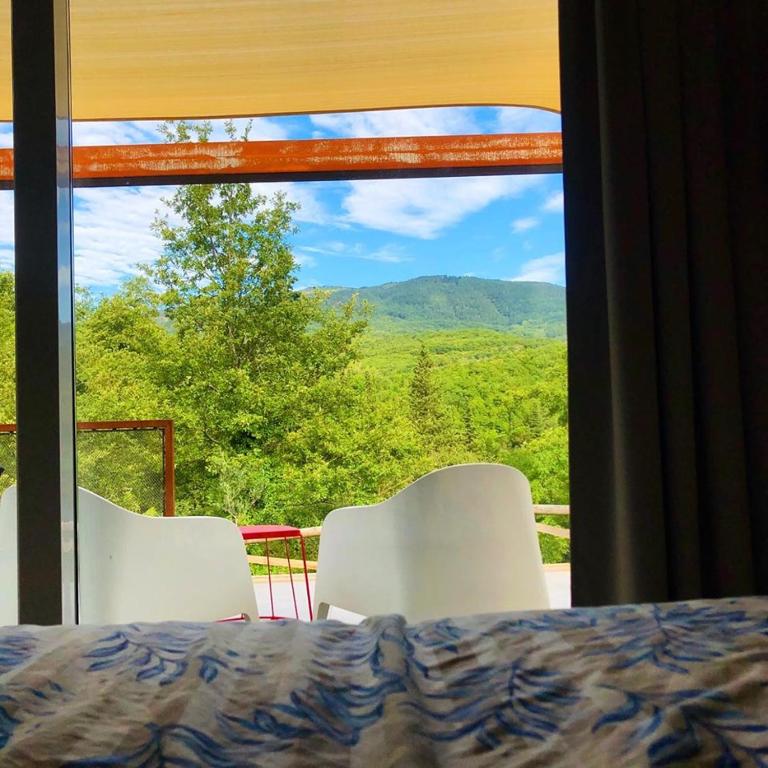 Nespecifikovaný výhled na hory nebo výhled na hory při pohledu z aparthotelu