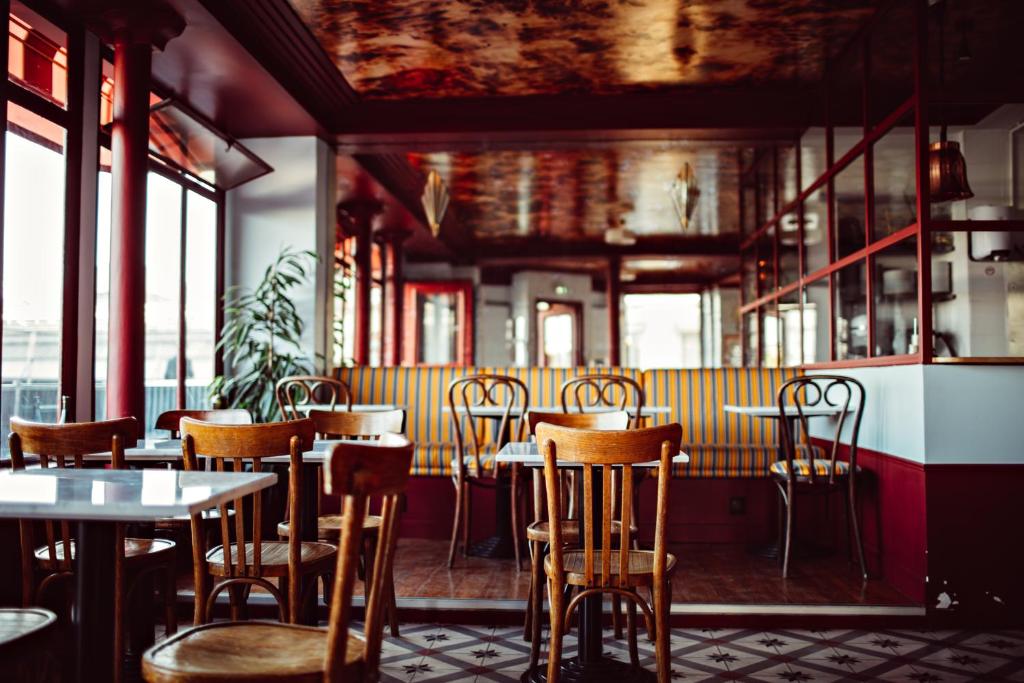 Een restaurant of ander eetgelegenheid bij Hôtel Les Deux Gares
