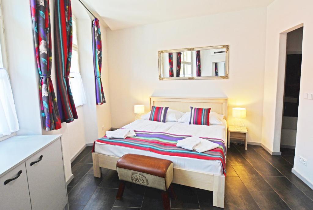 małą sypialnię z łóżkiem i lustrem w obiekcie Historic Centre Residence w Pradze